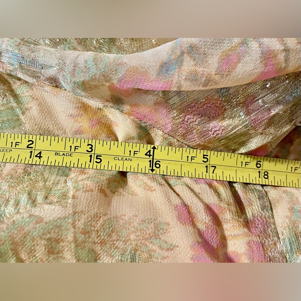 LOFT Shimmer Floral Pastel Top
SIZE MEDIUM **LIKE NEW** - Picture 13 of 16
